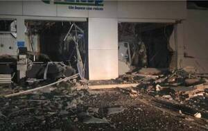 Volaron todo y volaron con todo: grupo comando detonó un banco para llevarse millones