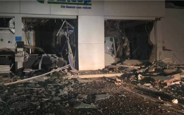 Volaron todo y volaron con todo: grupo comando detonó un banco para llevarse millones