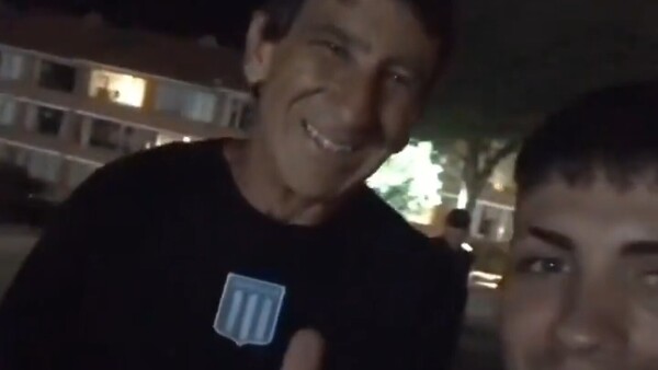Hincha mochilero de Racing se encuentra con Gustavo Costas