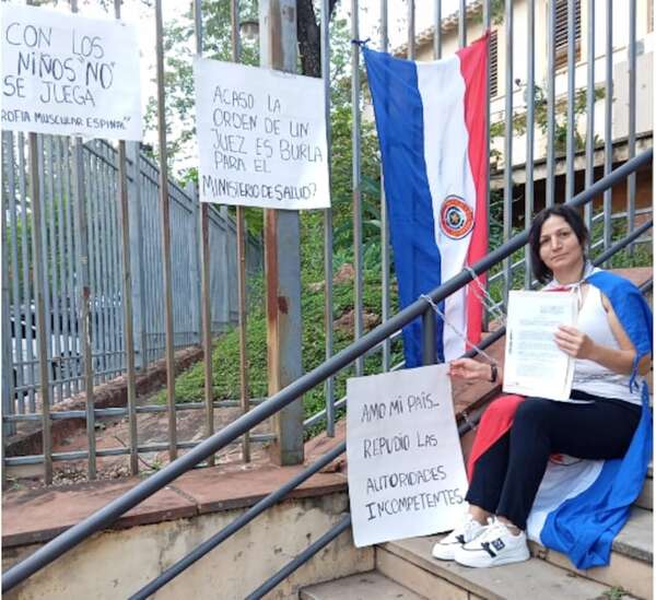 Madre de niña con AME se encadena frente al Ministerio de Salud: “Solo pido insumos para que ella pueda vivir” - Nacionales - ABC Color