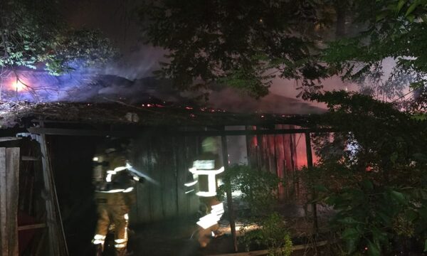 Incendio consume vivienda precaria en Ciudad del Este