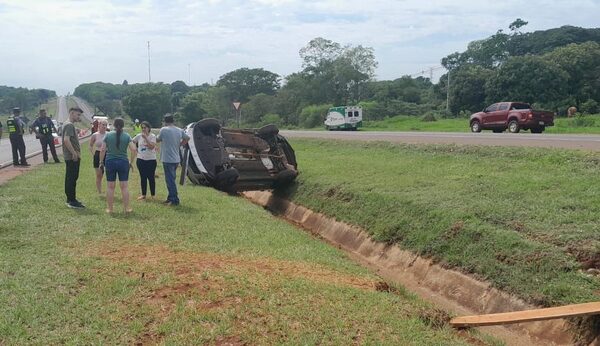 Vuelco en la Ruta PY02 deja a conductor lesionado