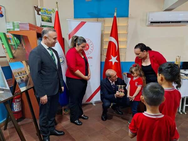 Escuela de Luque recibe donaciones de la agencia oficial turca TIKA - Nacionales - ABC Color