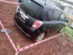 Hallan muerto a un hombre al costado de un automóvil en Carlos Antonio López.
