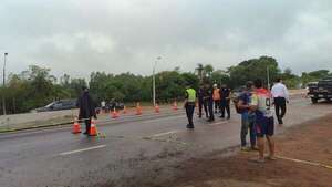 En Costa Pucú claman por un viaducto peatonal y autoridades ignoran pedido de ayuda - Nacionales - ABC Color