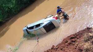 Policía halla en un río vehículo utilizado en robo con explosivos a banco en Naranjal