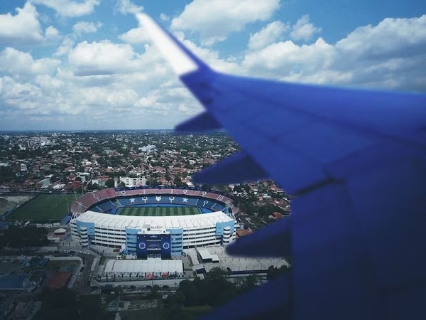 Hinchas de Racing en la Costanera Norte y los de Cruzeiro en la sur - 1000 Noticias