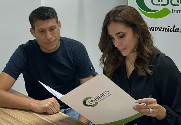 ¡Che patrón! Ernesto Caballero contrató a Jessica Santacruz