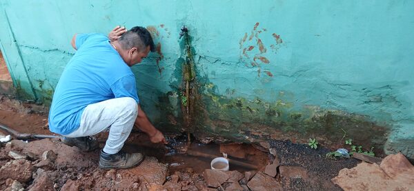 Tras reclamo, reparan cañería obsoleta en el mercado municipal de Pdte. Franco - La Clave
