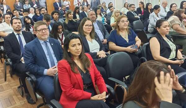 Peña veta totalmente ley que pretende dar un “aumentazo” a hija del senador Retamozo - Política - ABC Color