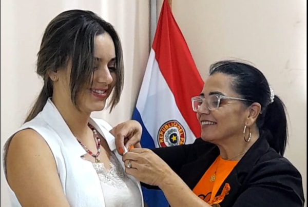 Entregaron lazos naranja en la Junta Departamental