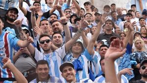 Un hincha de Racing no entró al país por tener prohibición de ingresar a los estadios