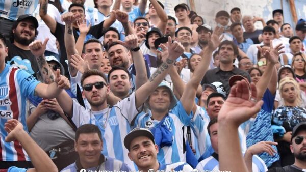 Un hincha de Racing no entró al país por tener prohibición de ingresar a los estadios
