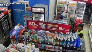 Video: Policía roba carne y otros objetos de un minimercado