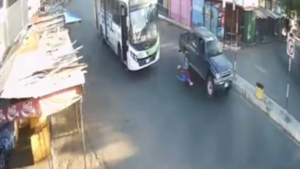 ¡Negligencia total! Automovilista arrolla a transeúnte y se da a la fuga