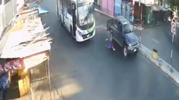 ¡Negligencia total! Automovilista arrolla a transeúnte y se da a la fuga
