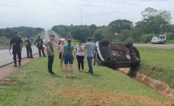 Conductor pierde el control y vuelca sobre la Ruta PY02