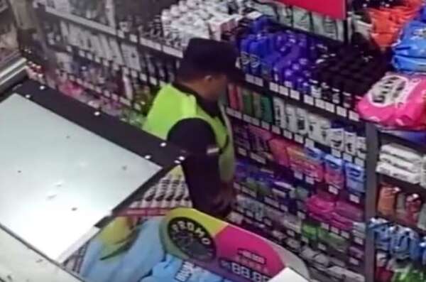 ¿Polibandi en acción?: filman robo perpetrado presuntamente por un policía - Policiales - ABC Color