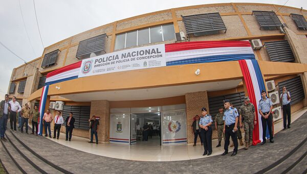 Presidente de la República visita la sede de la Dirección de Policía de Concepción • RADIO NACIONAL