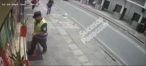(Video) Graban a un “polibandi” que se llevó varias mercaderías de un súper