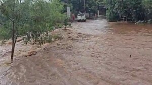 Intensa lluvia causa inundaciones y raudales en Ciudad del Este