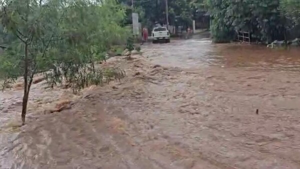 Intensa lluvia causa inundaciones y raudales en Ciudad del Este