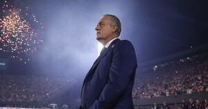 Santi se sube a la "Alfaromanía" y lo lleva a una charla con maestros