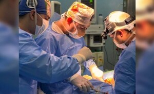 Histórica cirugía impide que paciente quede en silla de ruedas