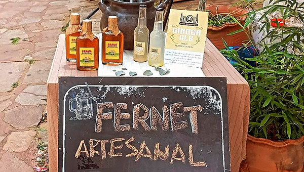 Brava está fuerte: Arigua presentó su primer fernet artesanal (hecho con más de 30 hierbas)