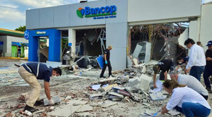 Bandidos se burlan de la Policía y roban casi G. 3.000 millones tras “volar” sucursal bancaria en Naranjal - La Clave