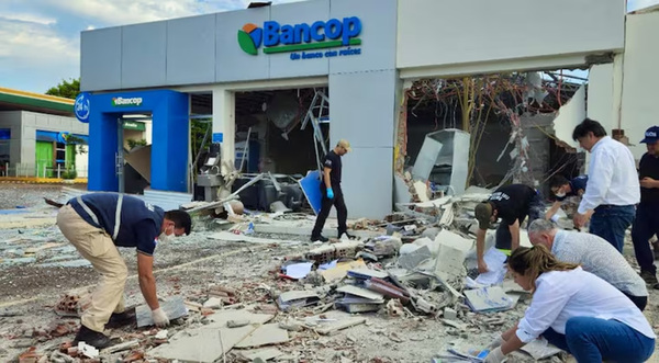 Bandidos se burlan de la Policía y roban casi G. 3.000 millones tras “volar” sucursal bancaria en Naranjal - La Clave