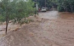Intensa lluvia de ayer causó inundaciones en varios sectores de Ciudad del Este - La Clave
