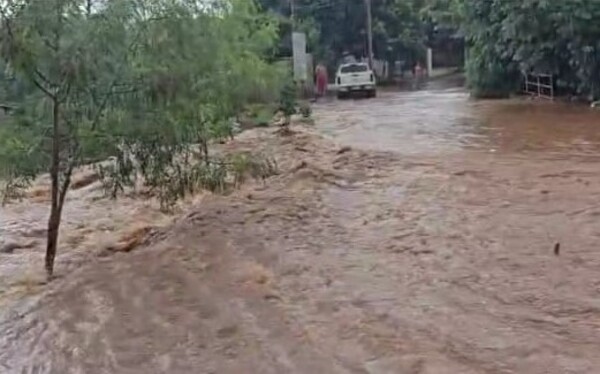 Intensa lluvia de ayer causó inundaciones en varios sectores de Ciudad del Este - La Clave