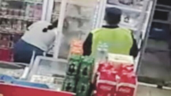 Policía fue filmado robando carne y champú