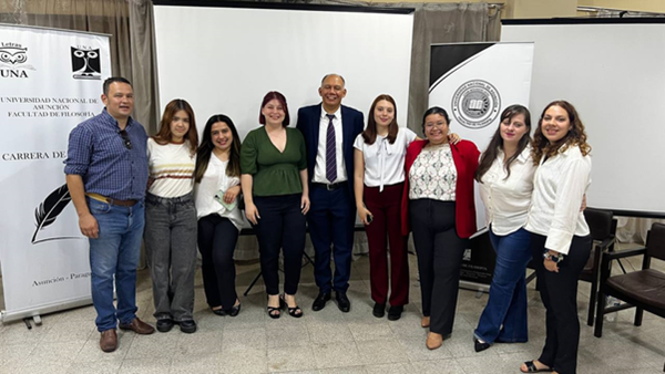 Estudiantes de Letras lanzan su poemario Portaplumas