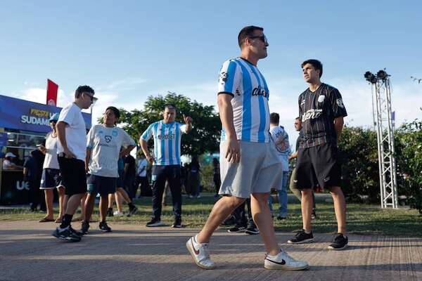Video: hinchas de Racing llevaron su aliento al equipo antes de la final de la Sudamericana - Copa Sudamericana - ABC Color