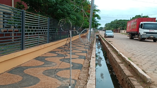 Hurtan estructura navideña frente al colegio Pinedo en el barrio Inmaculada