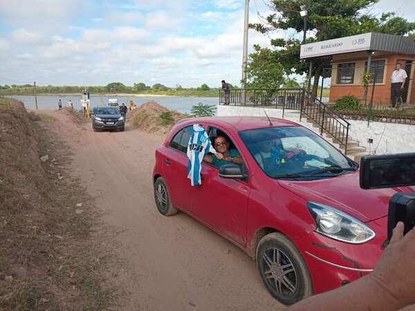 Final de Sudamericana: hinchas de Racing ingresan hasta por río a Paraguay - Fútbol - ABC Color
