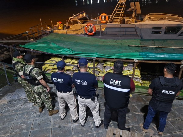 Interceptan 24 toneladas de papa de contrabando en el Río Paraguay - ADN Digital