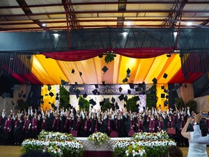 La UNAE celebra su primera ceremonia de graduación de la Promoción 2024