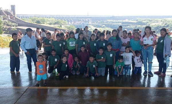 Estudiantes de comunidad indígena visitaron ITAIPU