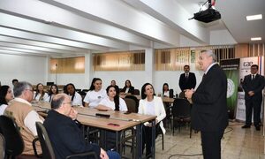 Estudiantes y docentes de Londrina visitan la UNE