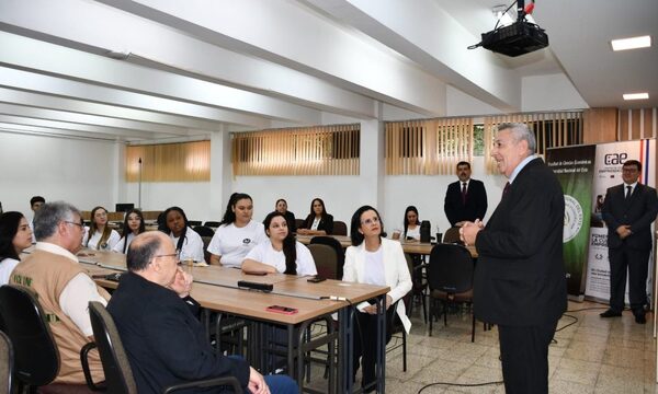 Estudiantes y docentes de Londrina visitan la UNE