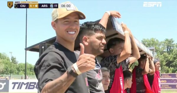 Versus / El lindo gesto del "Kaku" Romero con su gente tras el combo con Paraguay