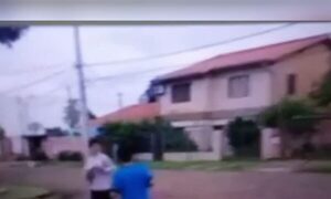 (VIDEO)Denuncian que alumnos se moquetean en medio de manifestación de padres en escuela de Luque