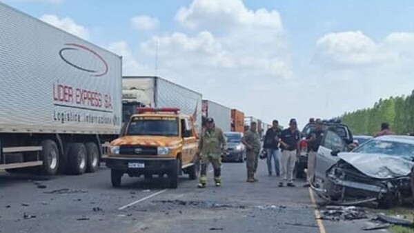Hinchas de Racing chocan en Puerto Falcón con otro vehículo y accidente deja fallecido