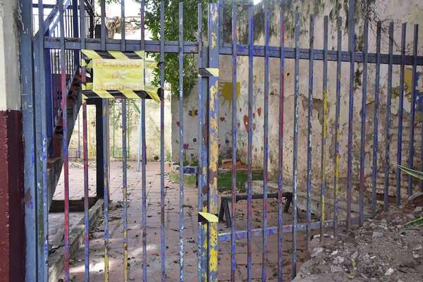 En peligro: escuela culminará las clases con parque infantil clausurado por muro en mal estado - Nacionales - ABC Color