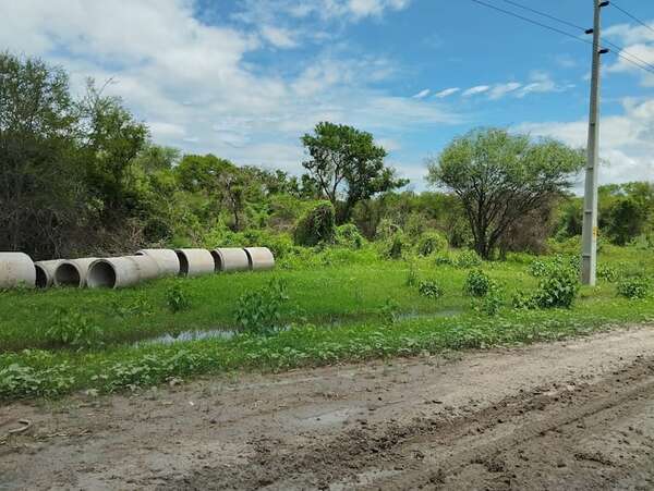 Bahía Negra: Repararon el camino, pero se olvidaron de colocar los tubos de desagüe - Noticias del Chaco - ABC Color