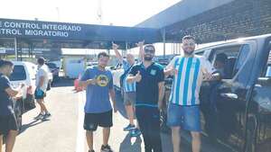 Hinchas de “La Academia” copan Migraciones en Puerto Falcón - Nacionales - ABC Color