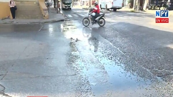 Caño roto de la ESSAP causa caos sobre la avenida Fernando de la Mora